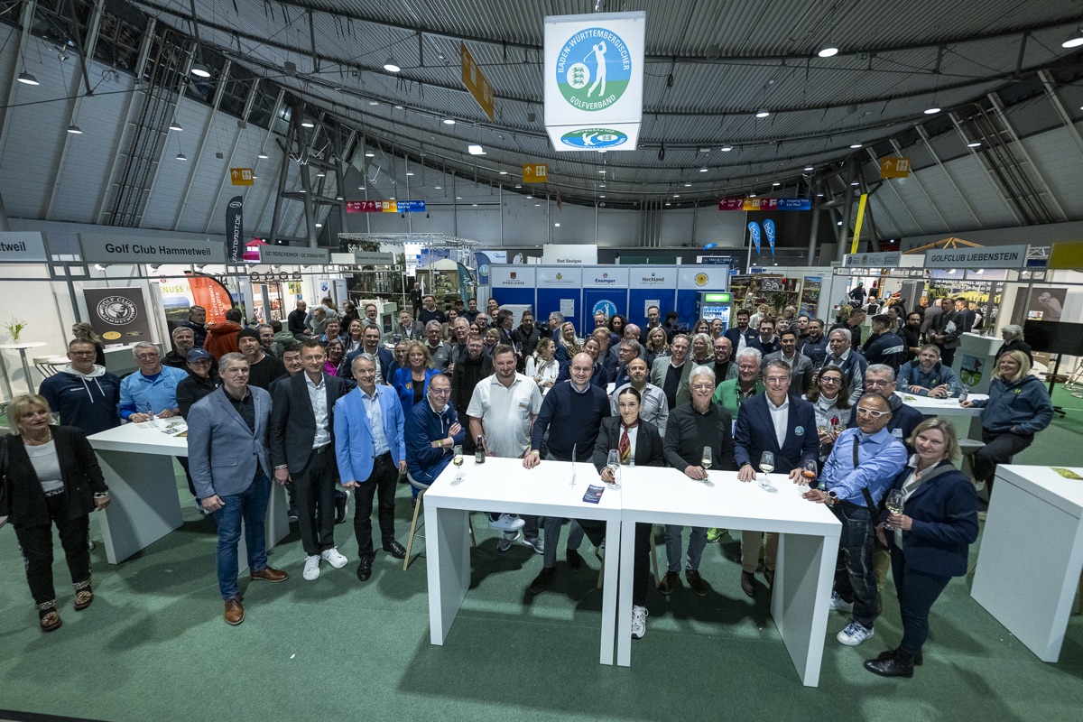 Messestand des Golfverbands: großes Gruppenbild mit Clubs und Partnern