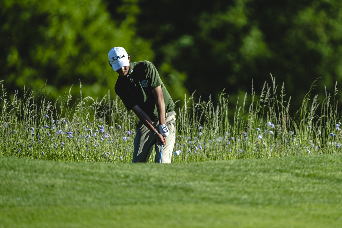Spieler beim Chip aus dem hohen Gras an der Fairwaykante